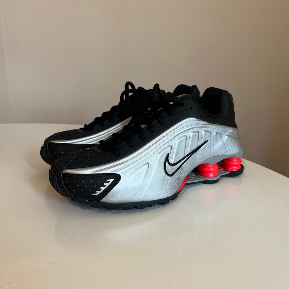 나이키 샥스 R4 메탈릭 실버 레드 상품이미지1