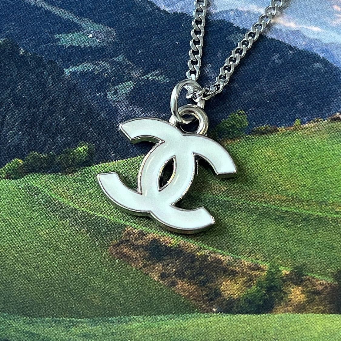 샤넬 클래식 CC로고 실버 목걸이 화이트 상품이미지2