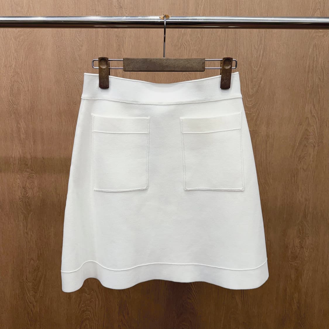 산드로 니트 미디 스커트 밴딩 더블 패치 포켓 디테일 A라인 화이트 상품이미지2