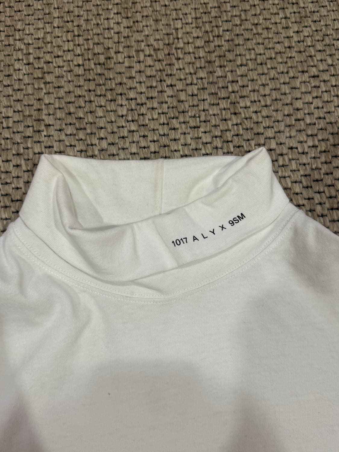 알릭스 화이트 터틀넥 롱슬리브 티셔츠 M사이즈 상품이미지3