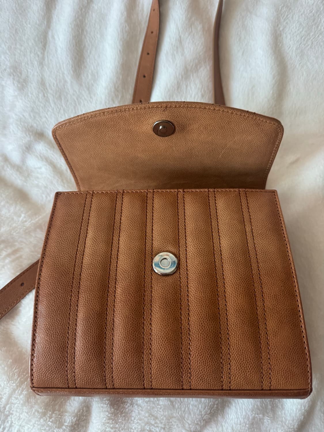 실사0/ 미닛뮤트 플랩백 캐비어 카멜 상품이미지4