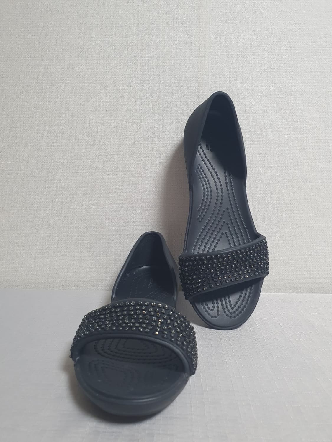 크록스 리나 엠벨리쉬드 도르세이 샌들 블랙 W5 상품이미지1