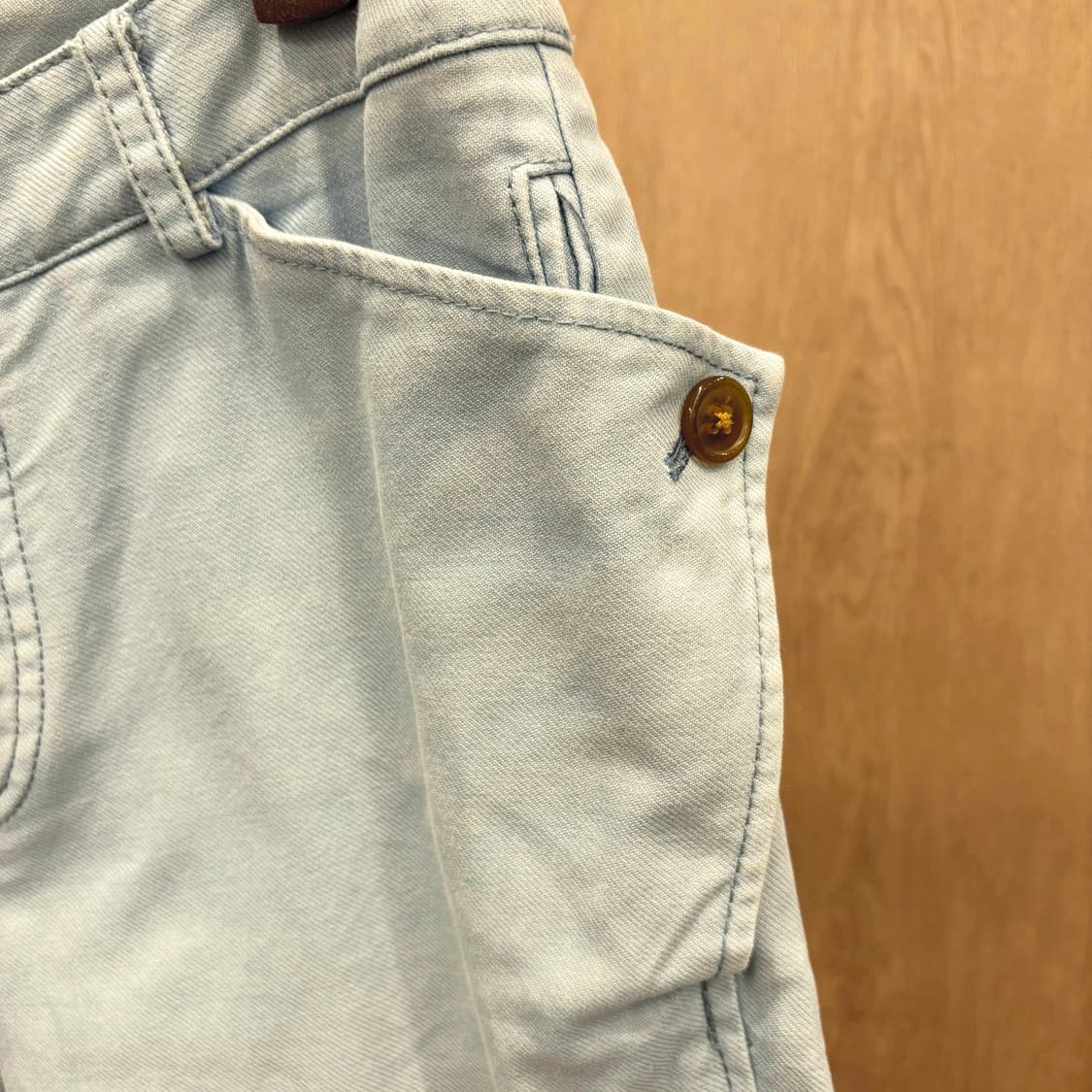 비비안 웨스트우드 코튼 슬림 팬츠 사이드 버튼 포켓 디테일 라이트 블루 상품이미지6