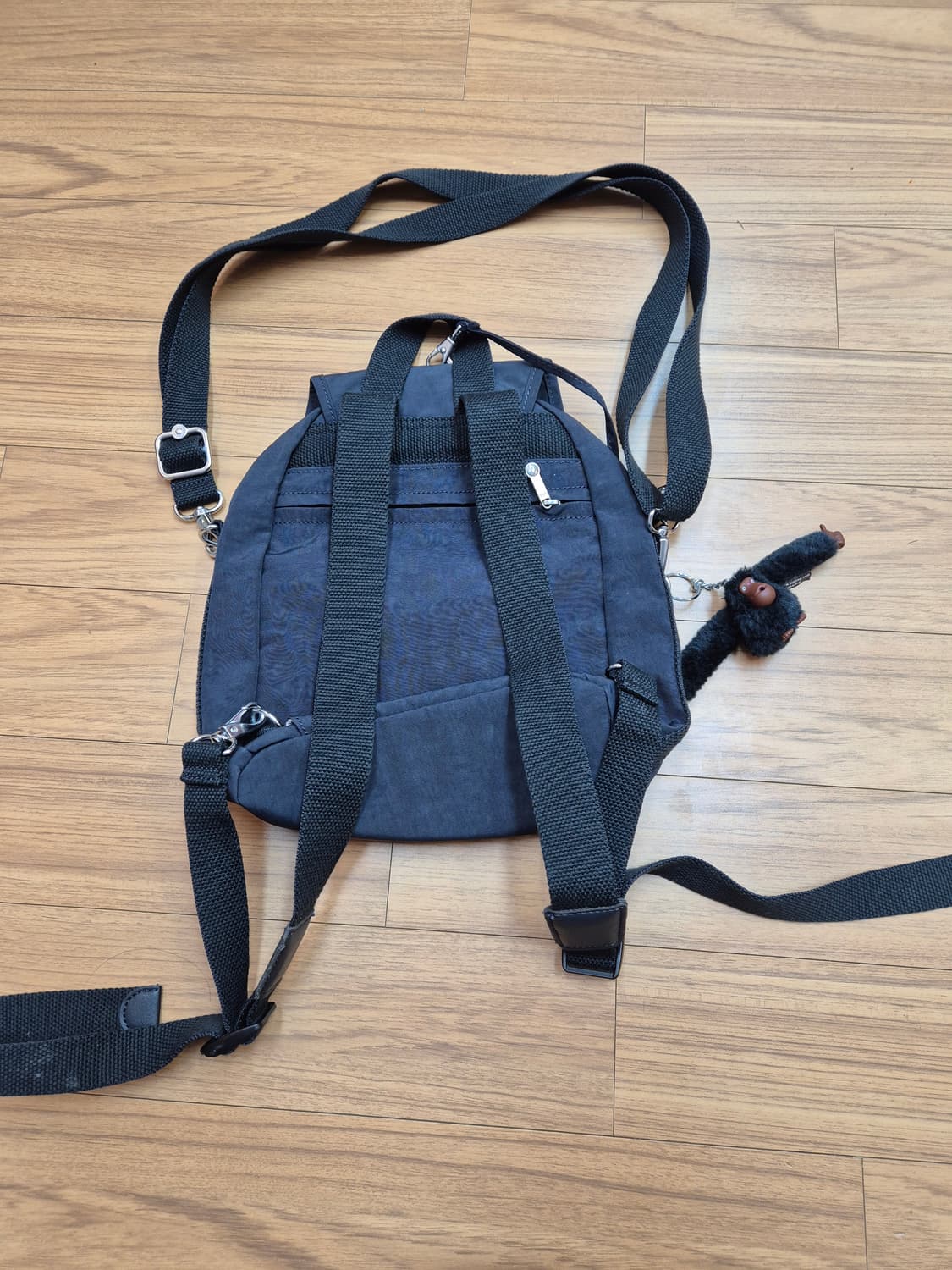 키플링 백팩 챠콜 색상입니다. 가볍고 수납공간도 넉넉해서 이것저것 넣고  상품이미지2