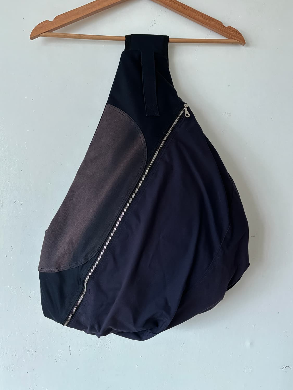 지용킴 선블리치 슬링백 Jiyongkim sling bag 상품이미지1