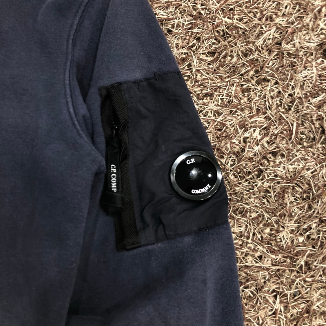 CP컴퍼니 네이비 렌즈 맨투맨 스웻셔츠 상품이미지2