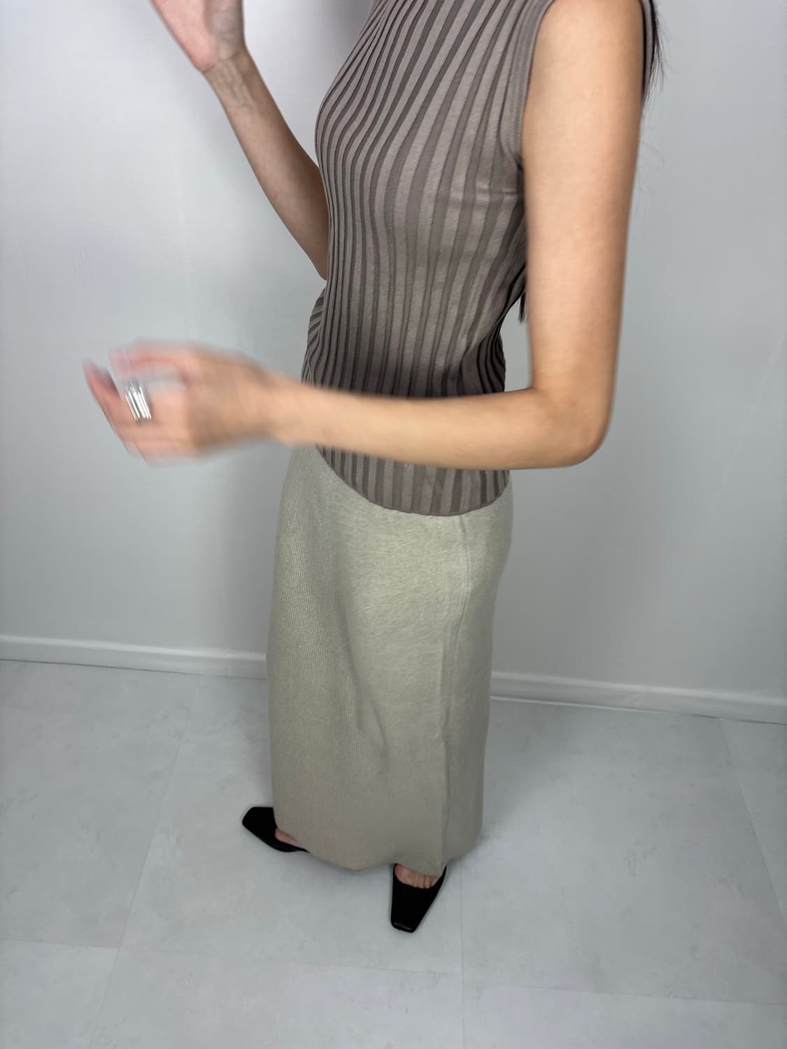 RIBBED KNIT SLEEVELESS 상품이미지5