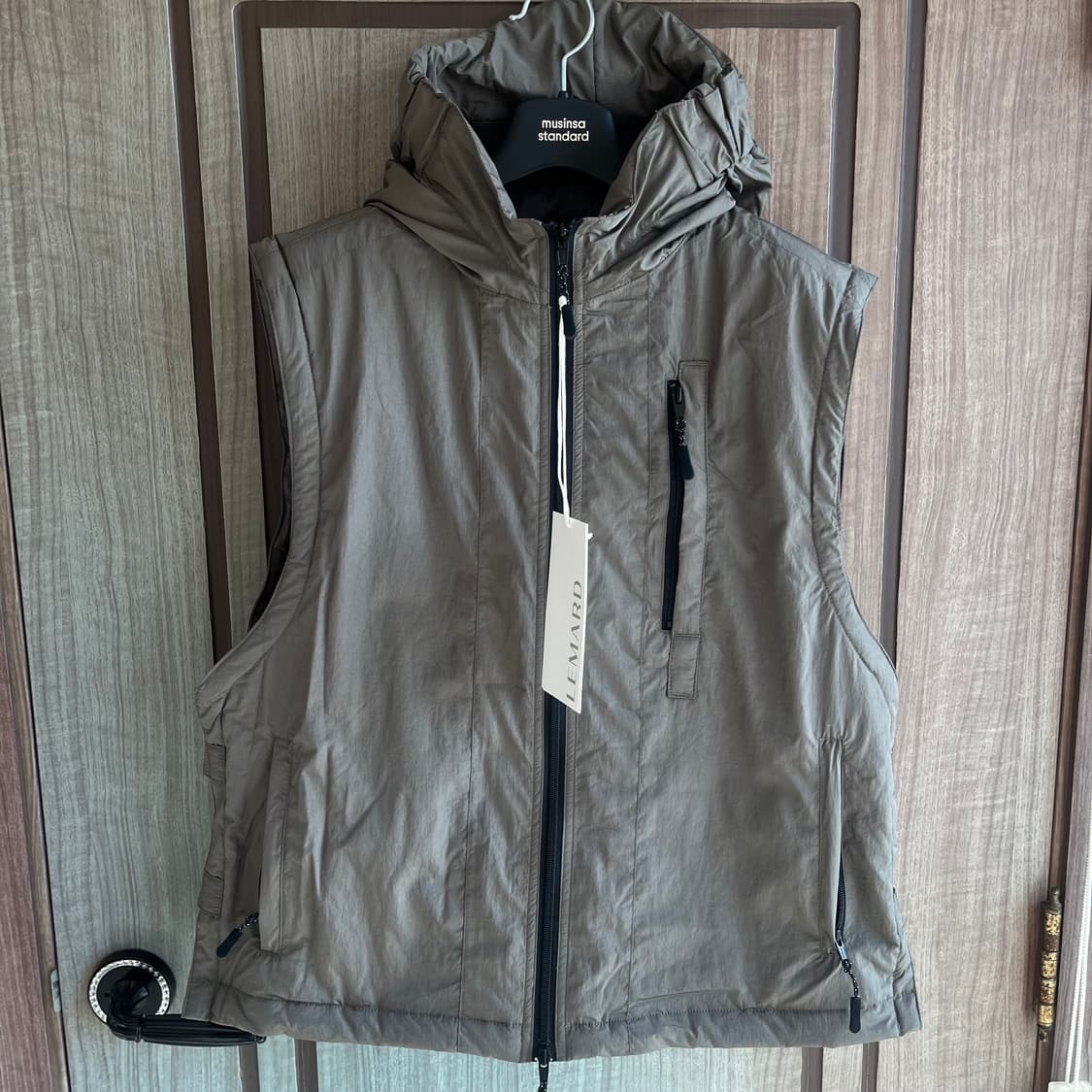 [새상품]르마드 패디드 후드 베스트 그레이 상품이미지1