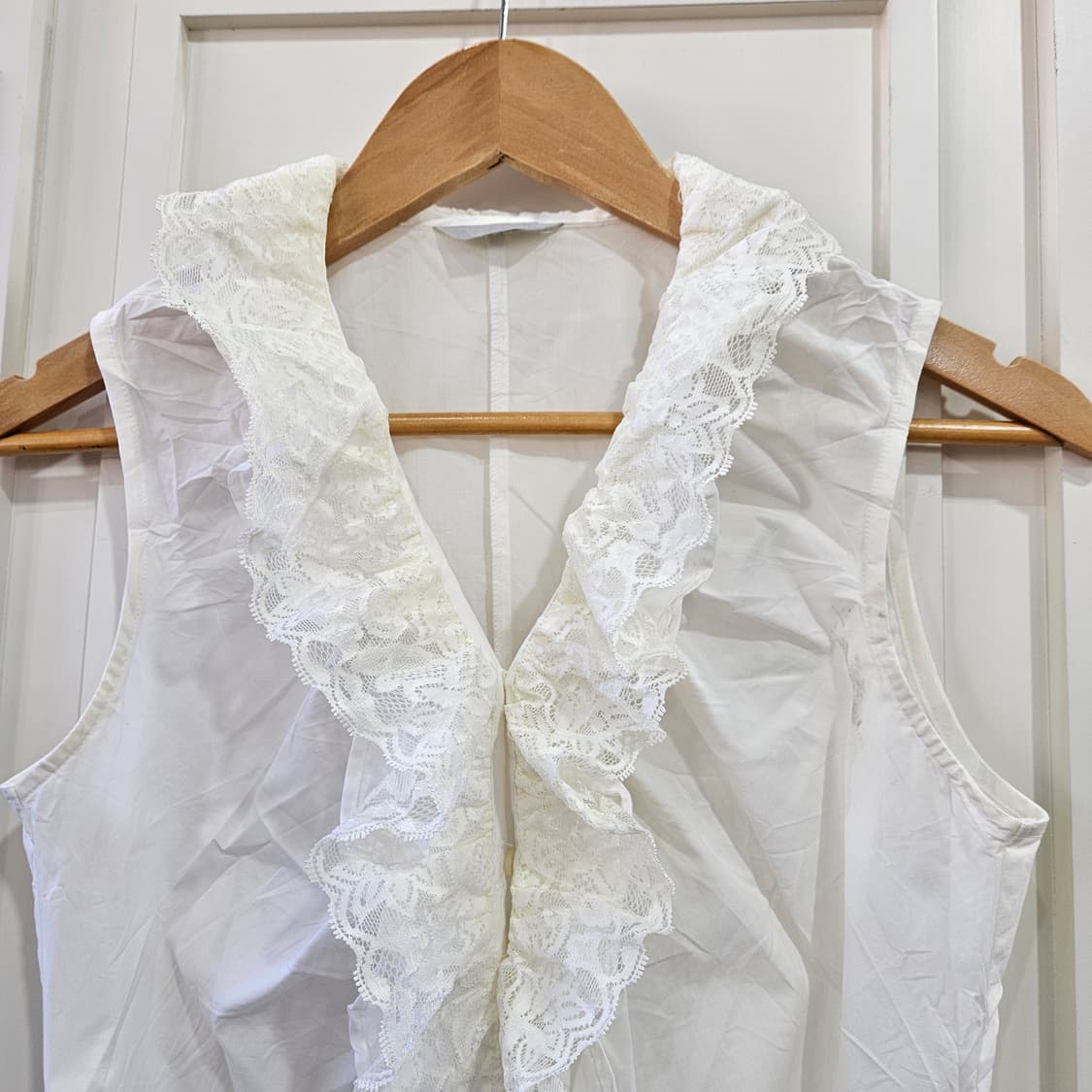 화이트 레이스 프릴 민소매 블라우스 상품이미지3