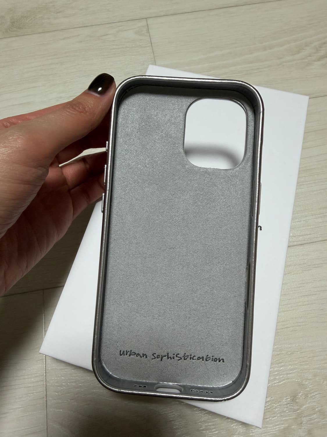 어반소피스티케이션 아이폰17 케이스 크롬 상품이미지3