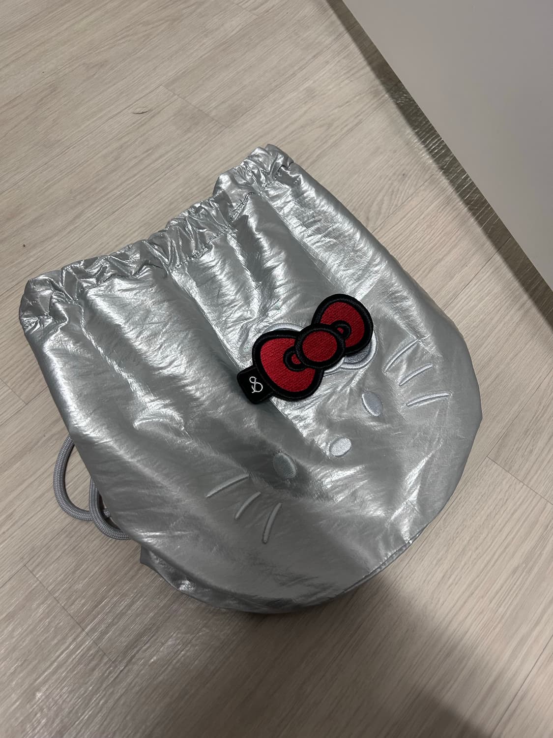 조셉앤스테이시 X 헬로키티 백팩 콜라보 실버 (핀 포함) 판매합니다 상품이미지2