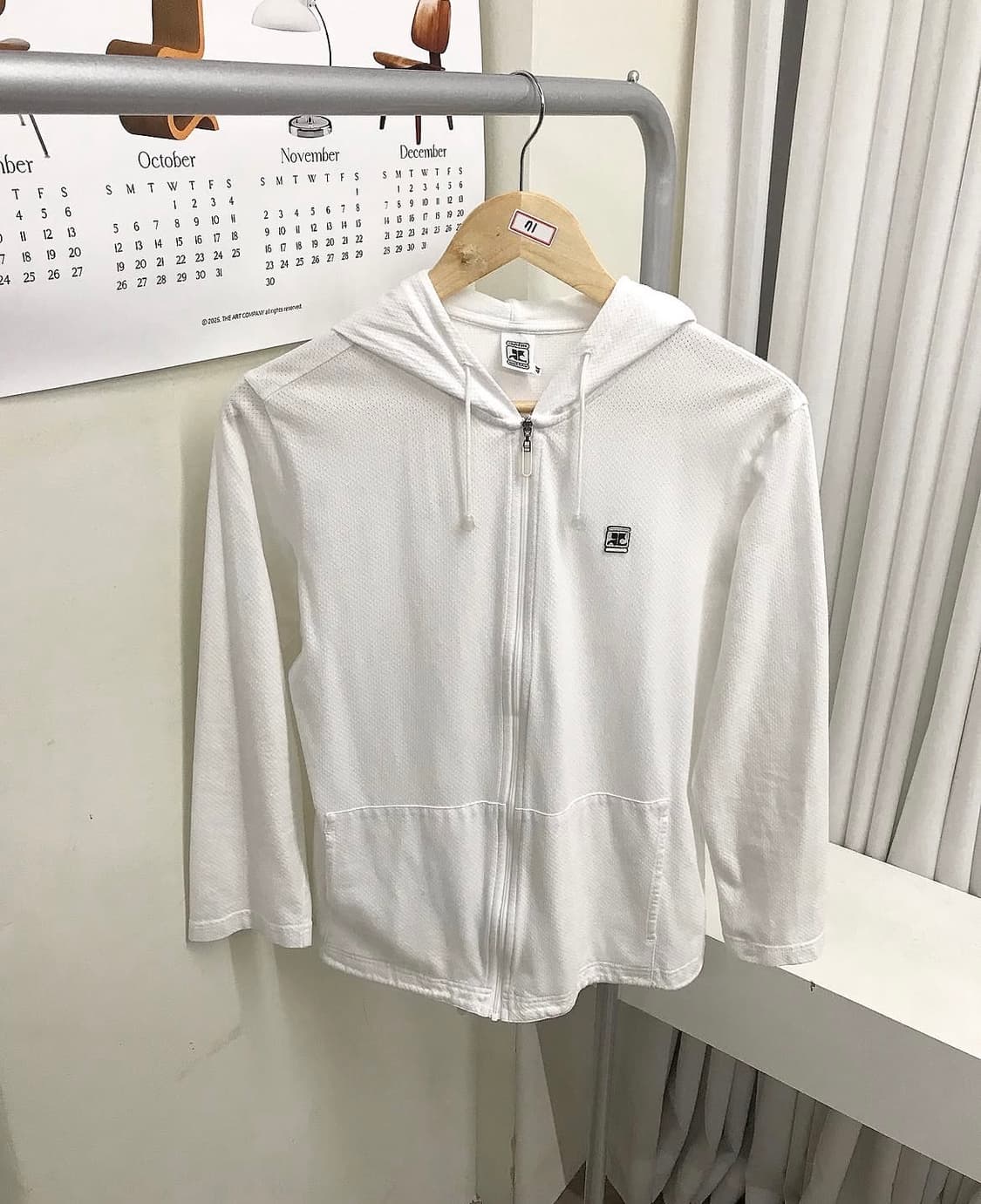 꾸레쥬 로고 화이트 후드집업 상품이미지1