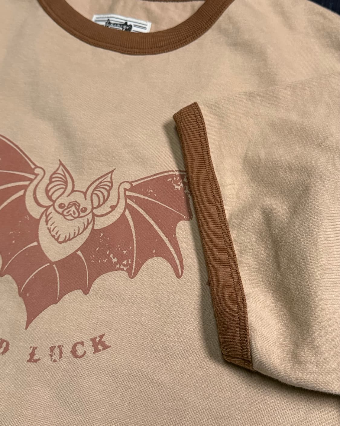 모쿠토 박쥐패턴(Good Luck) 링거티 - 브라운 M/L/XL 상품이미지4