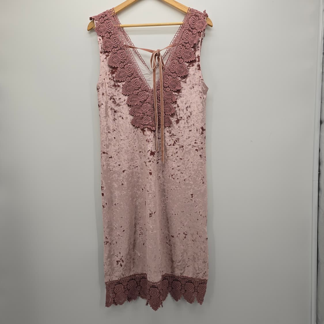 오리엔탈 더스티 핑크 컬러의 벨벳 레이스 포인트 원피스 상품이미지4