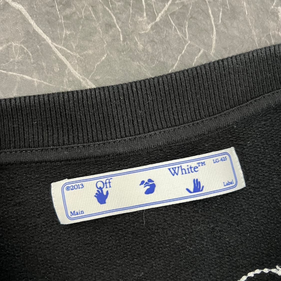 오프화이트 20FW 컷 히어 애로우 크루넥 맨투맨 블랙 상품이미지5