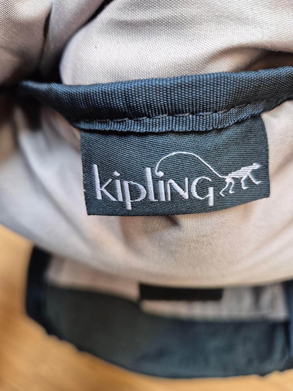 키플링 백팩 판매합니다. 수납공간이 넉넉해서 이것저것 많이 넣고 다니기  상품이미지5