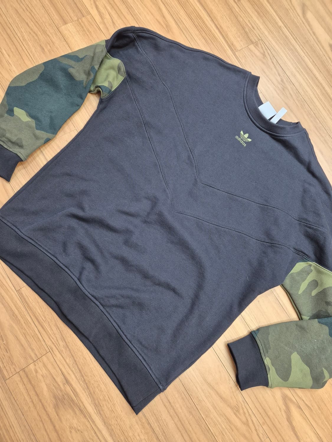 아디다스 카모 크루 맨투맨 2XL사이즈 판매합니다. 팔 부분에 카모 패턴 상품이미지1