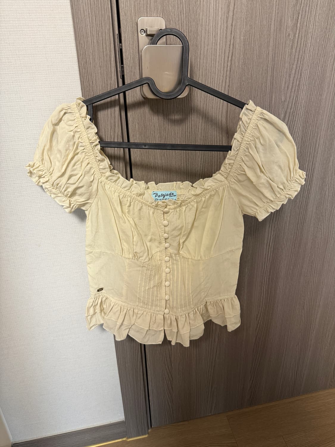 Palejade 페일제이드 줄리 프릴 버튼 블라우스 상품이미지1