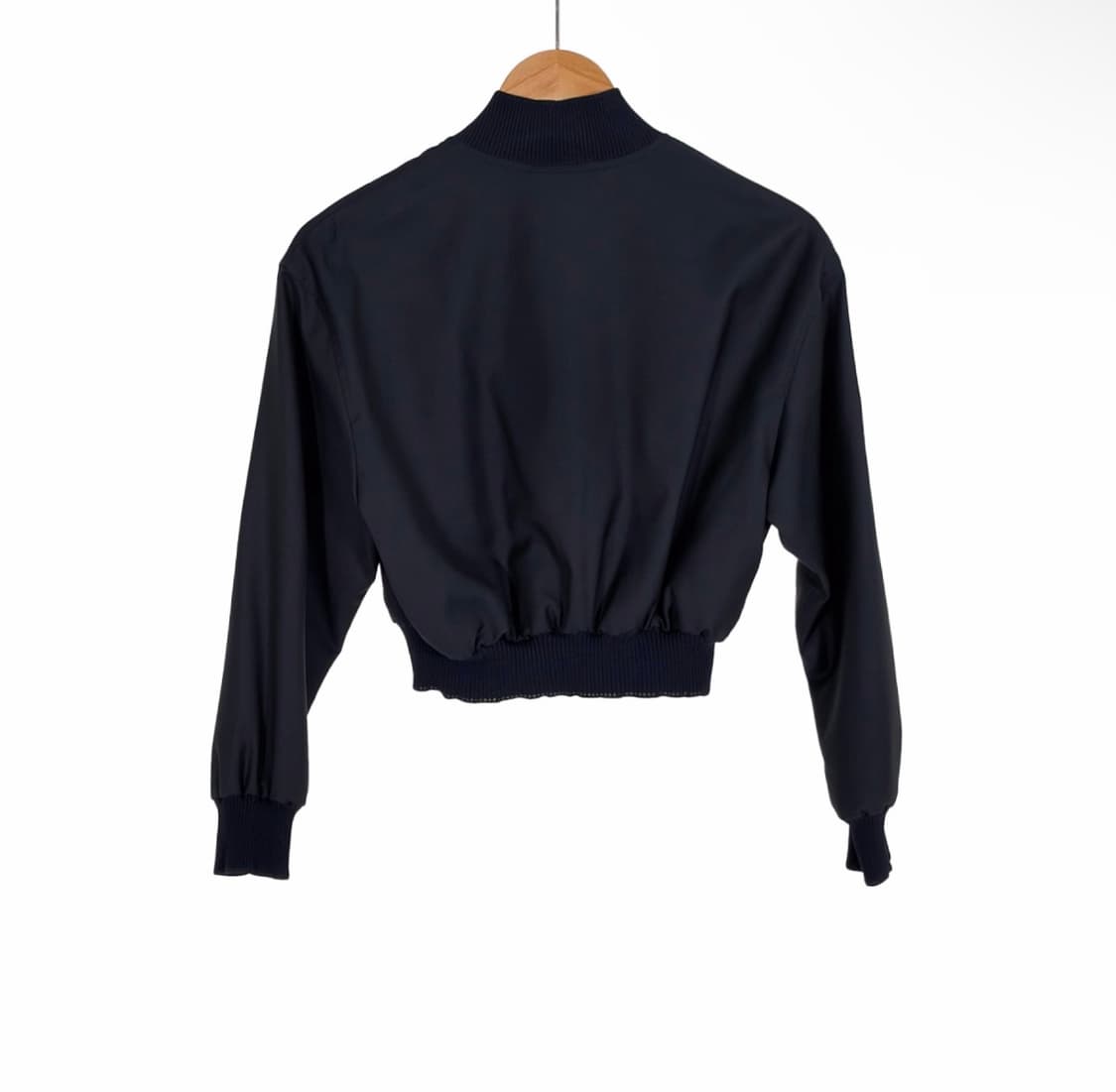 [38] 미우미우 24ss 여성 크롭 바타비아 봄버 바시티 자켓 네이비 상품이미지3