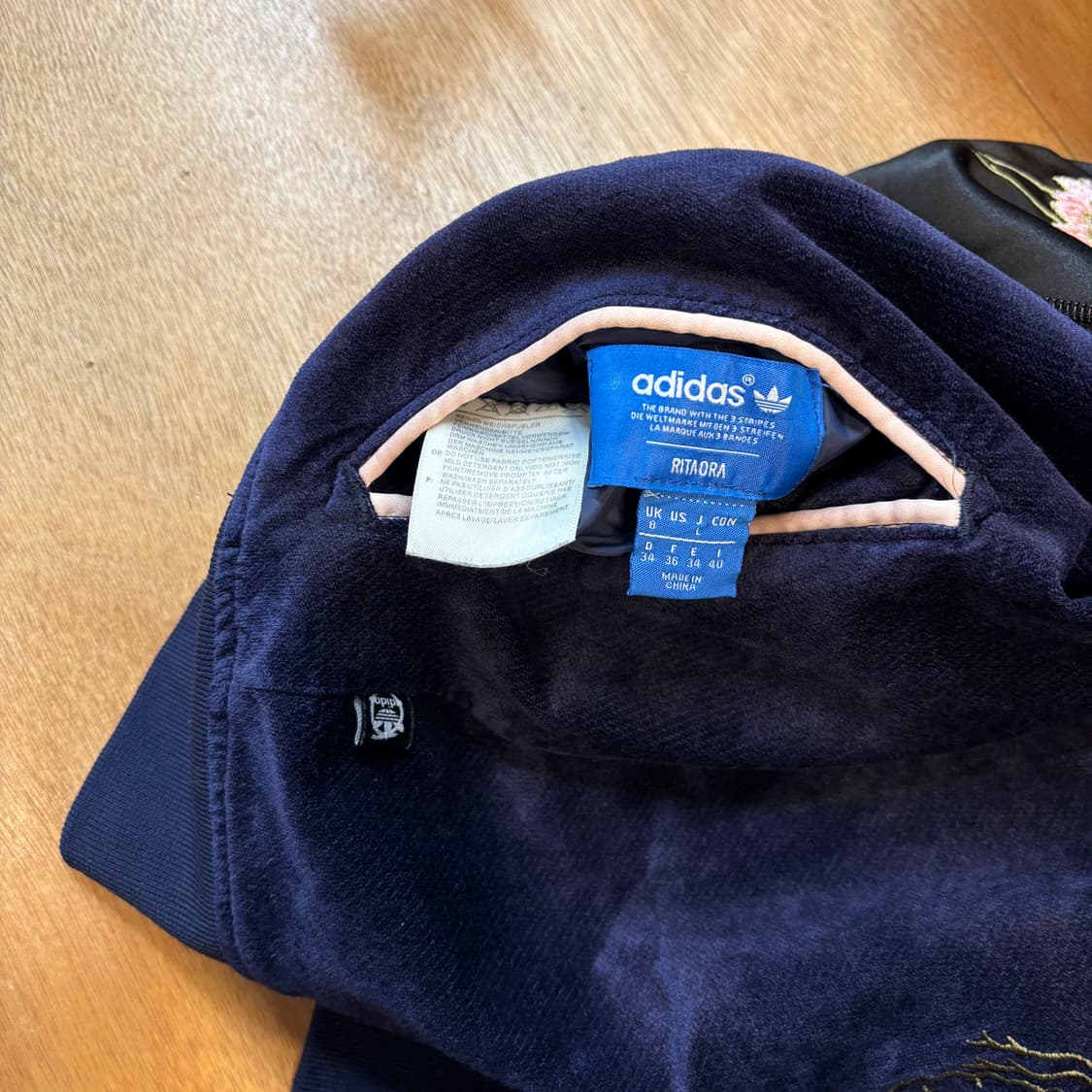 Adidas x Rita Ora 리버시블 벨벳 아시안 수베니어 자켓 상품이미지10