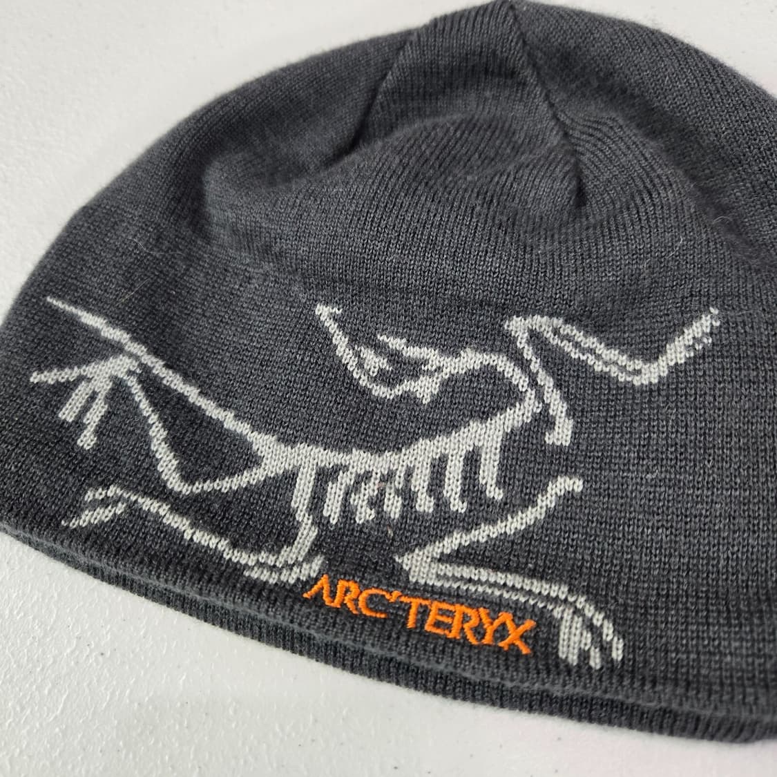 아크테릭스 로고 니트 비니 차콜/화이트 상품이미지2