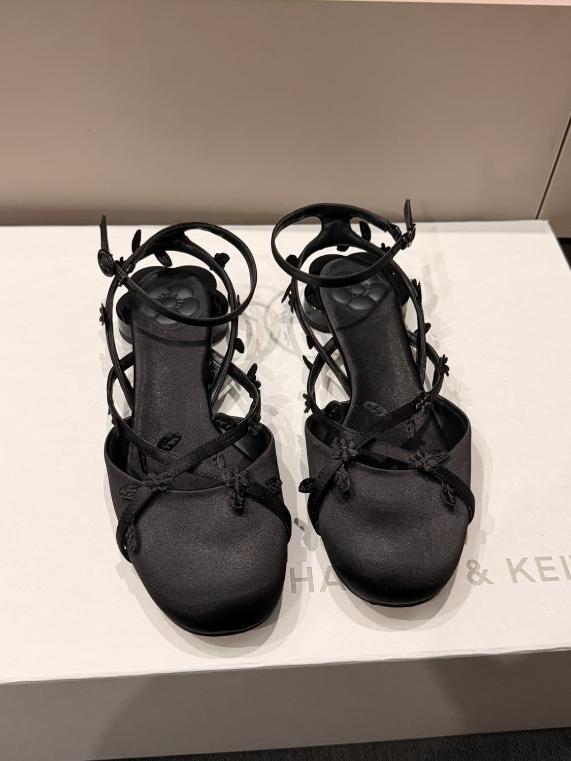 （택포)찰스앤키스 플랫 샌들 블랙 플라워 장식 상품이미지1