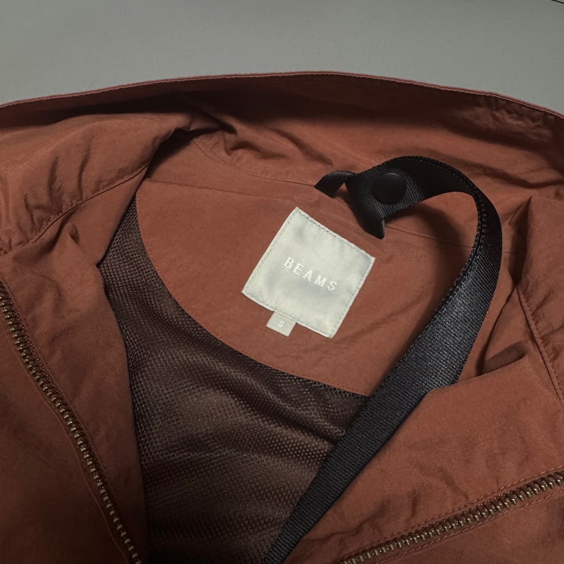 빔즈(BEAMS) 로즈 블랙 컬러 뉴 스탠다드 나일론 하이넥 트랙 자켓 상품이미지3