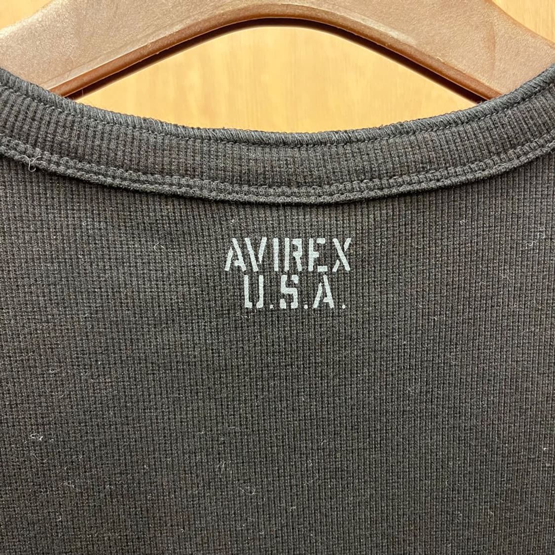 아비렉스 반팔 골지 티셔츠 헨리넥 백 로고 프린팅 무지 디테일 블랙 상품이미지6