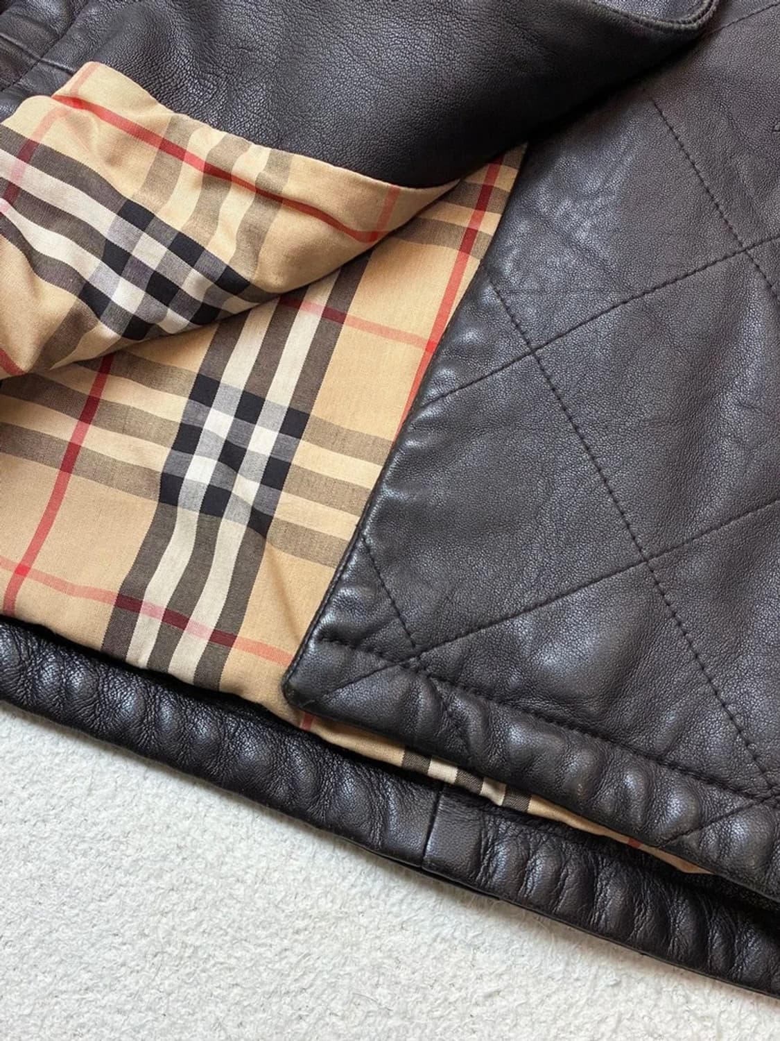 버버리 90's 숄카라 양가죽 퀼팅 루즈핏 코트 PN6107 상품이미지4