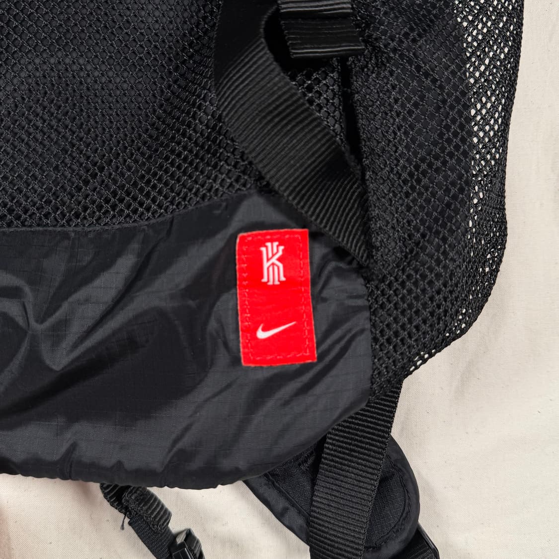 나이키 카이리 어빙 일루미나티 백팩 가방 상품이미지2
