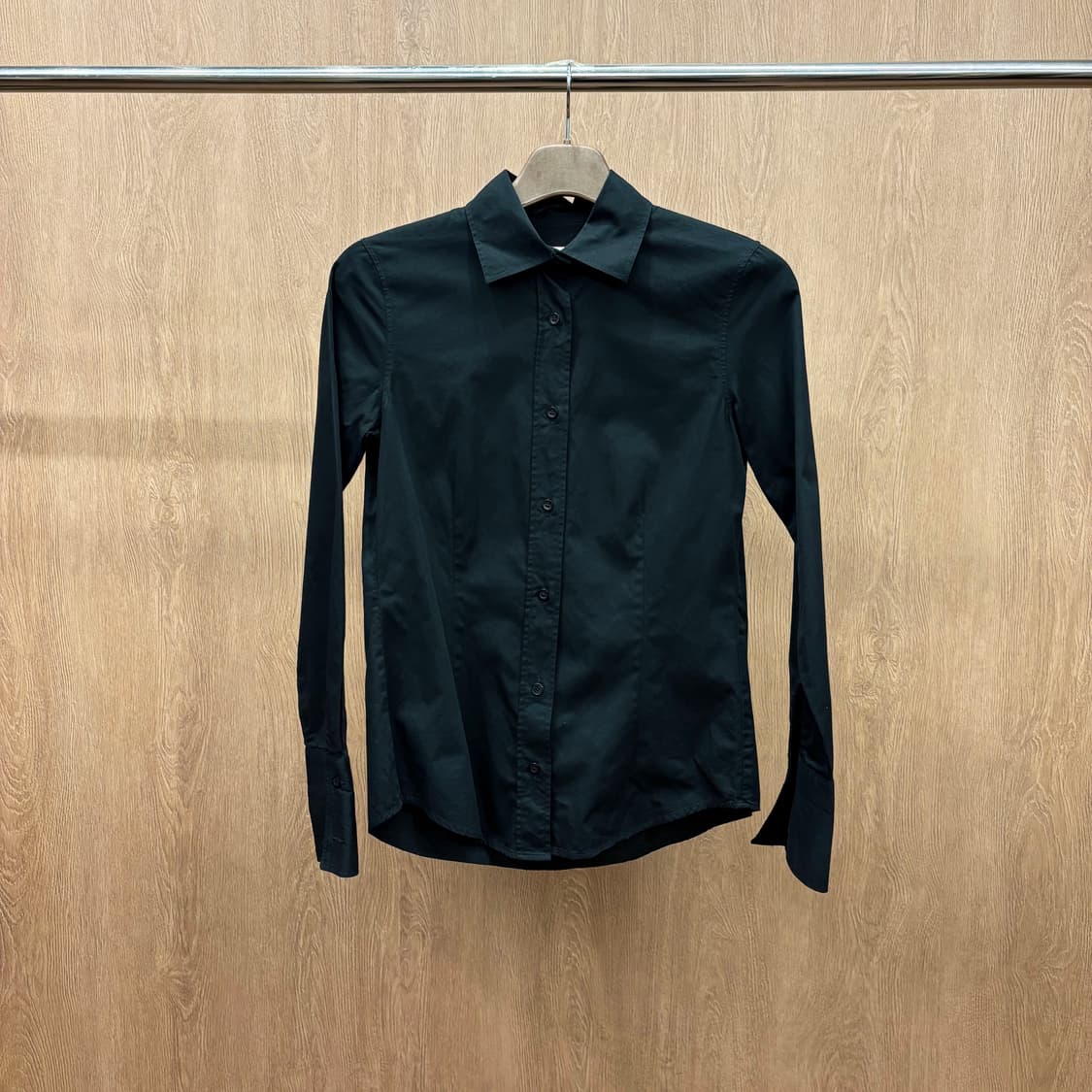 막스앤코 코튼 긴팔 셔츠 소매 커프스 솔리드 패턴 디테일 블랙 상품이미지2