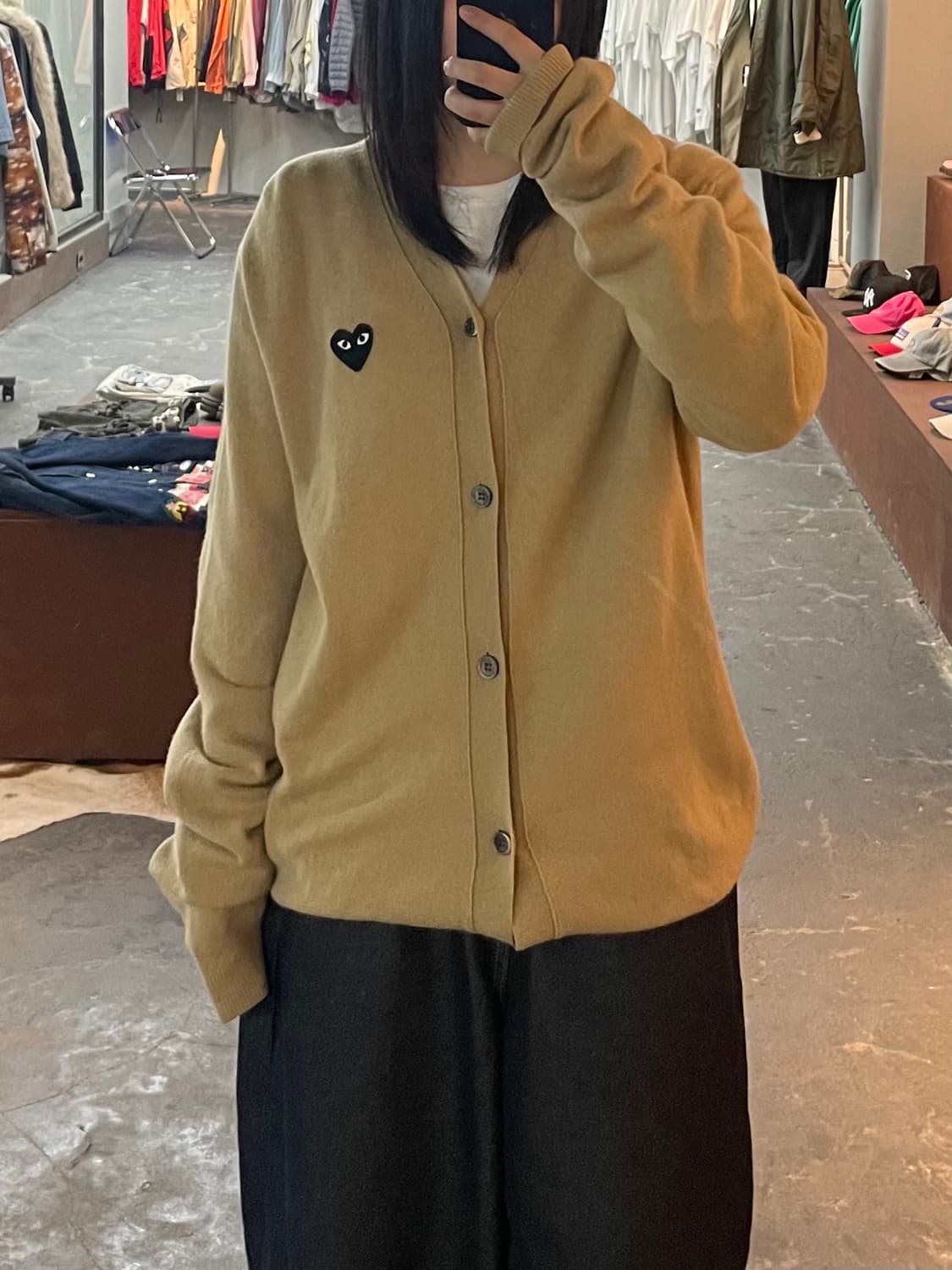 꼼데가르송 플레이 블랙 하트 와펜 베이지 가디건 H2013 상품이미지1