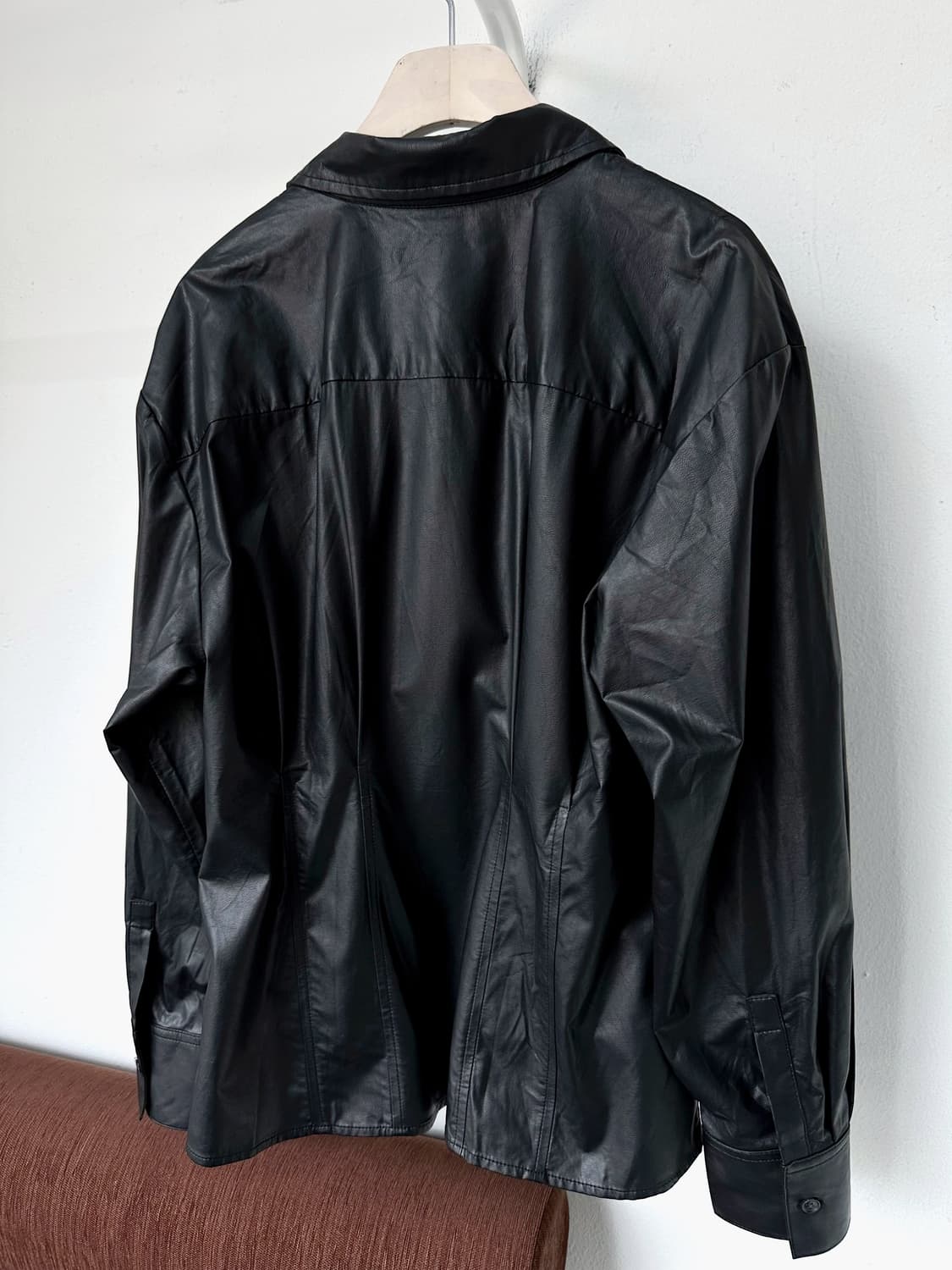 Fake leather design tuck shirt 상품이미지3