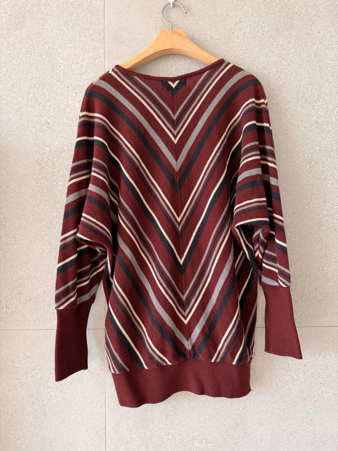 여성 긴팔 니트 가오리핏 브라운 사선 모리룩 상품이미지4