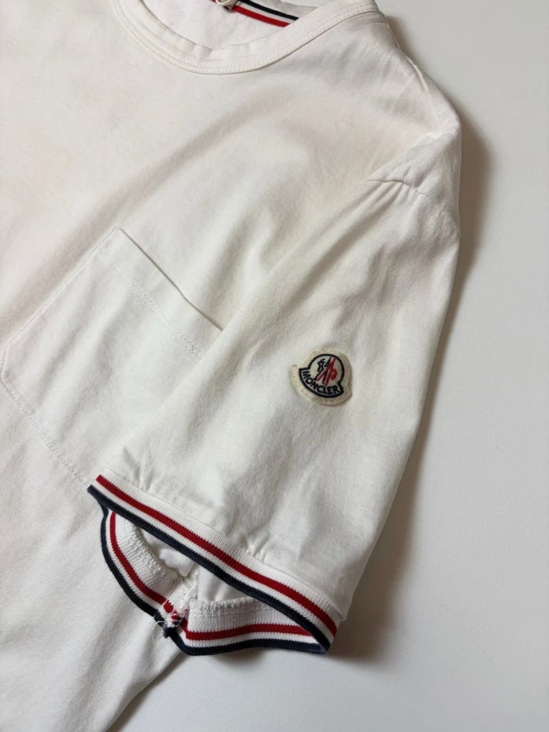 몽클레어 로고 와펜 삼선 반팔 티셔츠 PN9553 상품이미지3