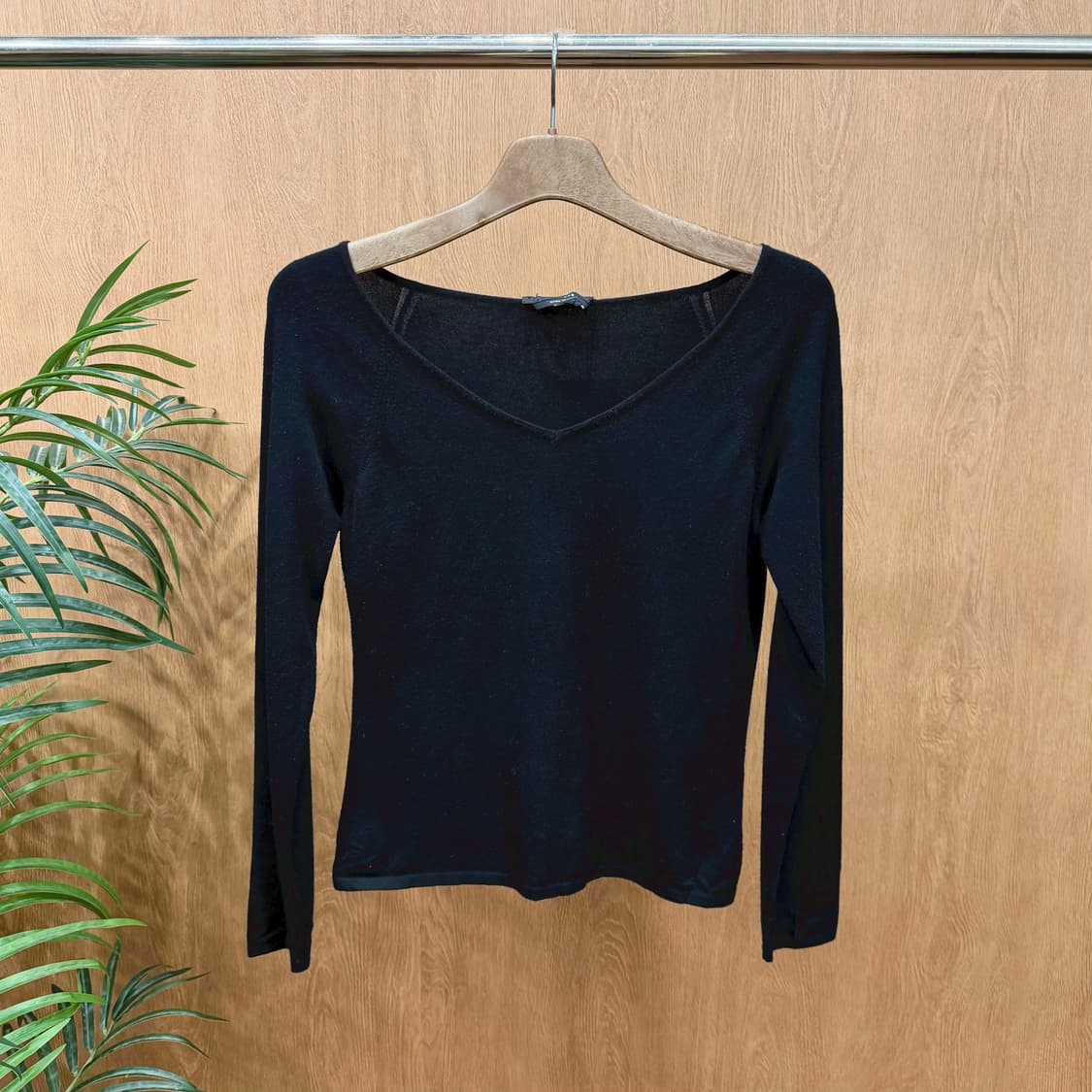 막스마라 위켄드 브이넥 슬림핏 긴팔 니트 탑 미니멀 플랫 디테일 블랙 상품이미지1