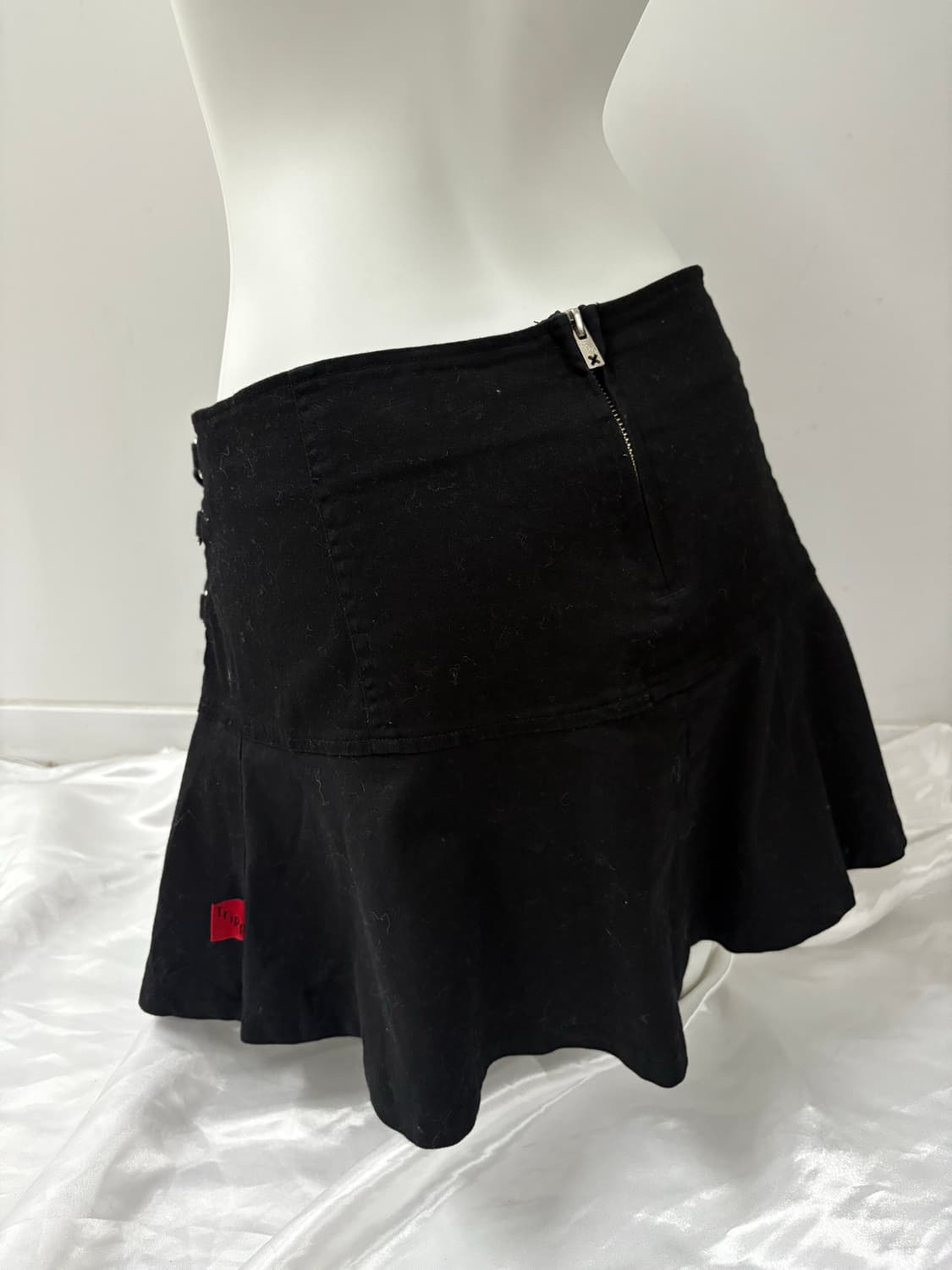 아일렛 포인트 블랙 스커트 상품이미지2