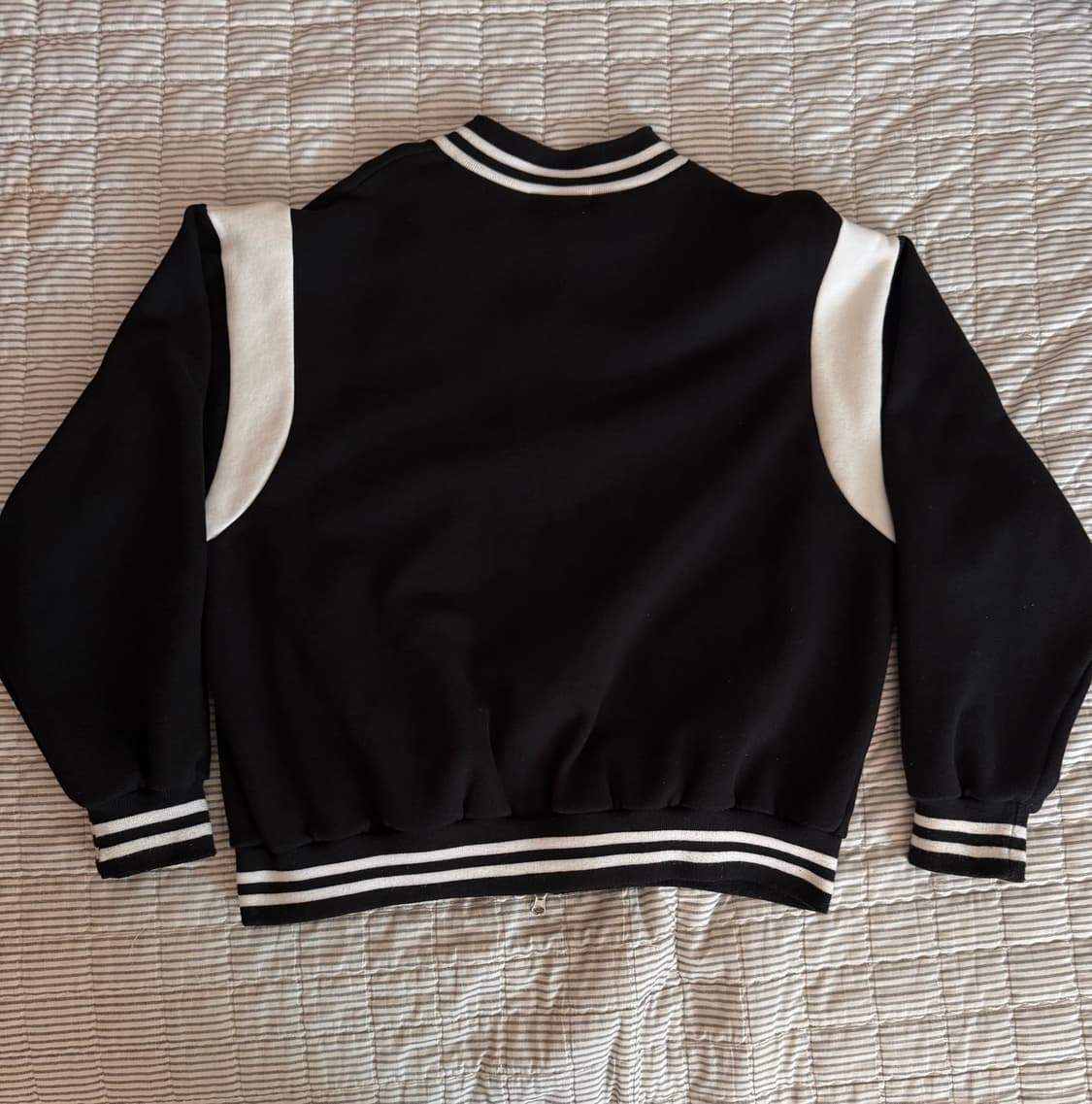 BUFF 블랙 화이트 배색 바시티 집업 자켓 상품이미지2