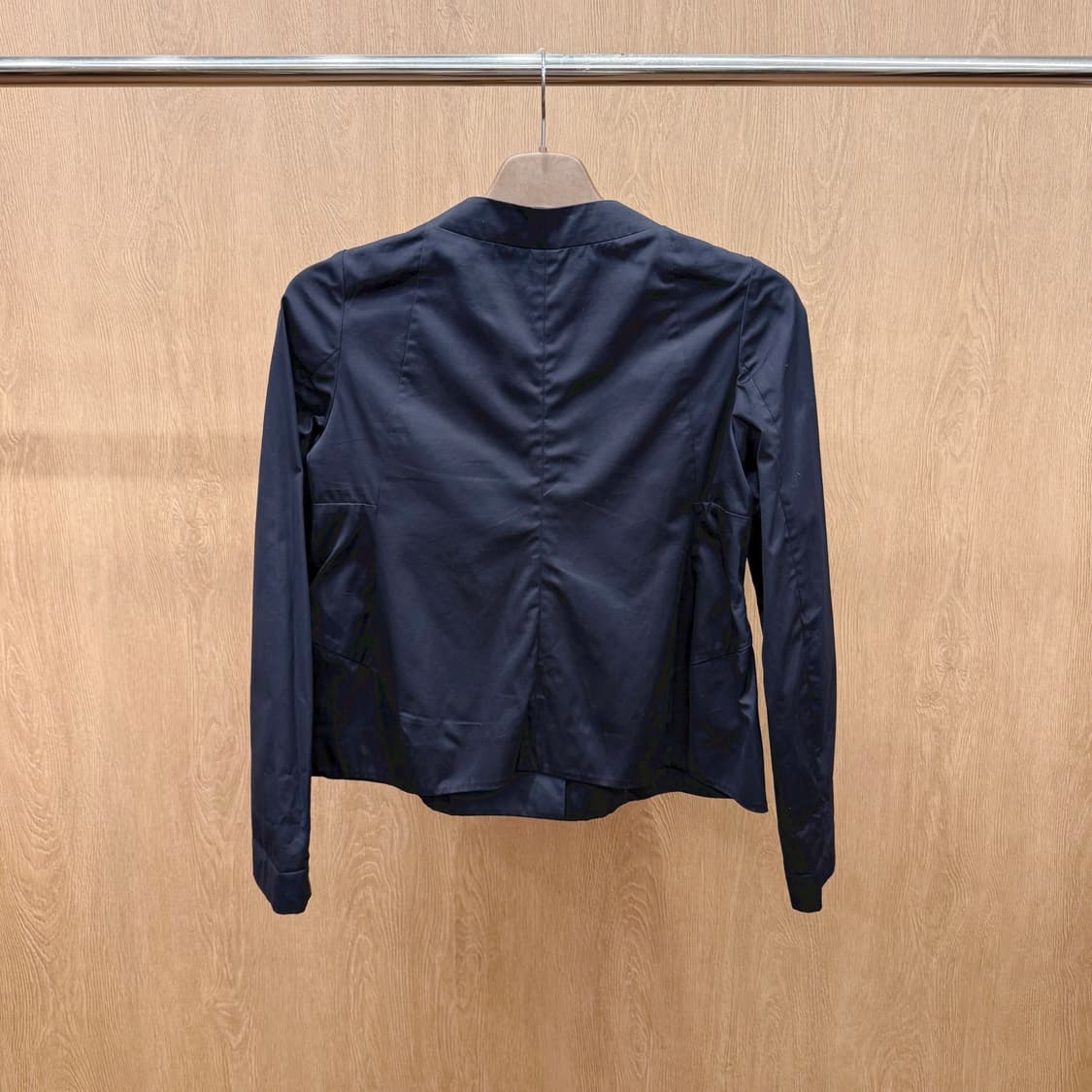 마르니 브이넥 히든 버튼 블라우스 절개 라인 디테일 슬림핏 블랙 상품이미지3