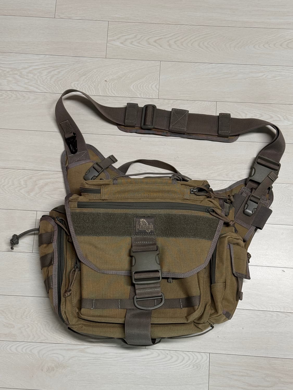 맥포스 로드러너 메신저백 카키 포리지 상품이미지2