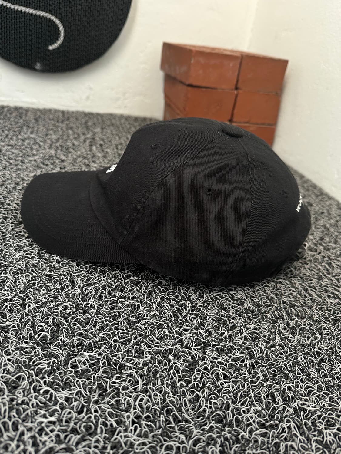 우영미 로고 볼캡 블랙 상품이미지2