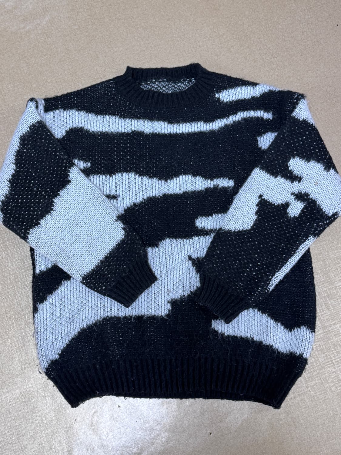 얼룩무늬 오버핏 니트 상품이미지1