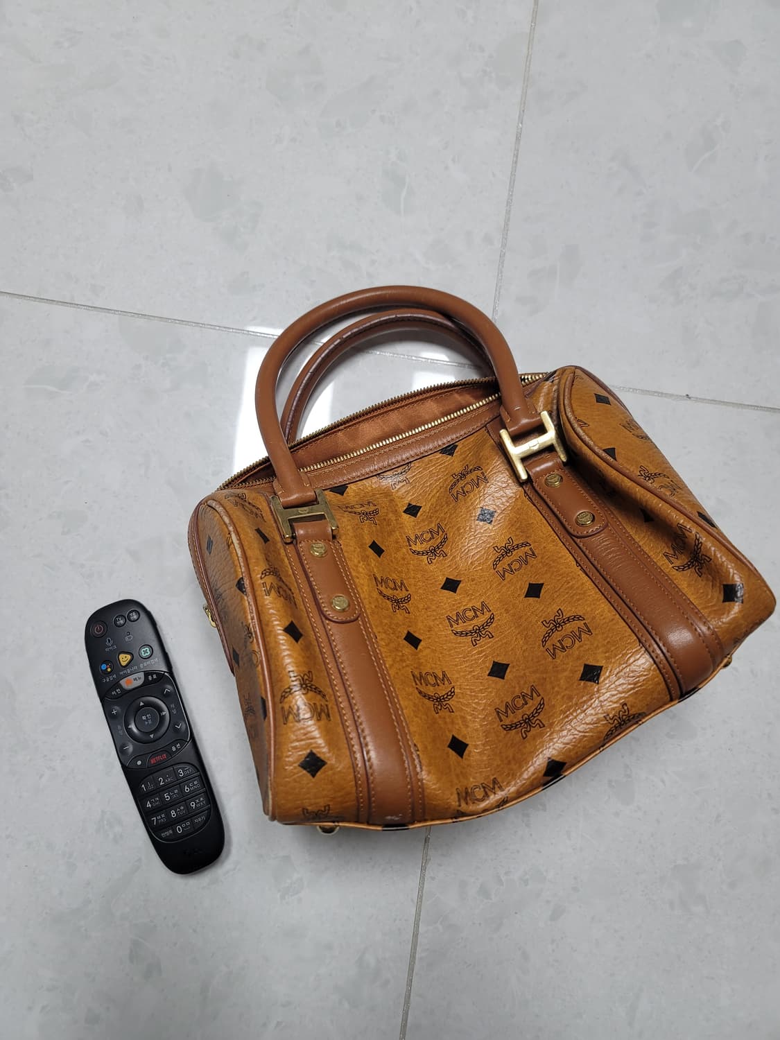 엠씨엠 숄더백 중형 

 상품이미지4