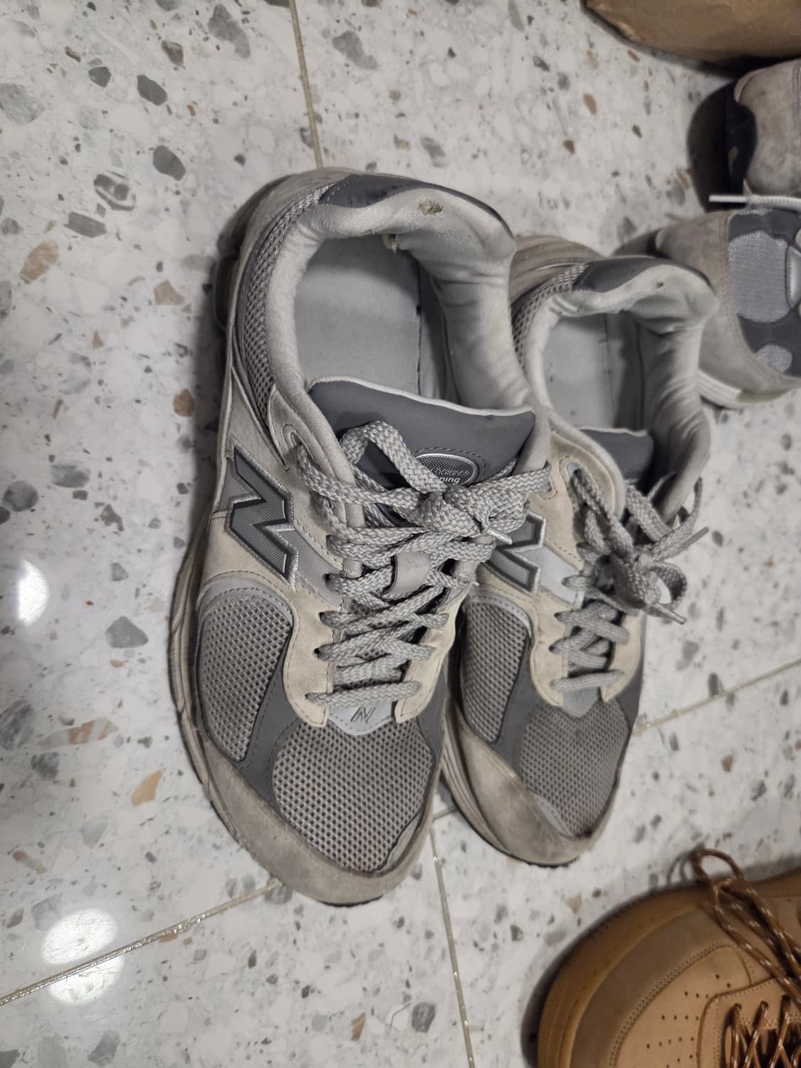 뉴발란스 2002 회색 스니커즈 290mm 상품이미지2