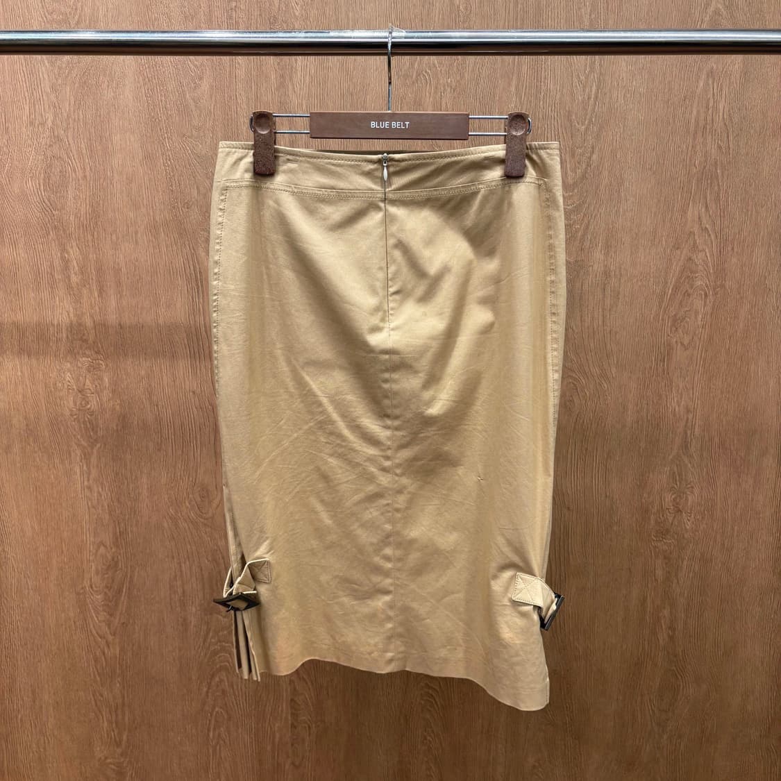 발렌티노 코튼 미디 스커트 사이드 턱 스트랩 버클 디테일 H라인 베이지 상품이미지3