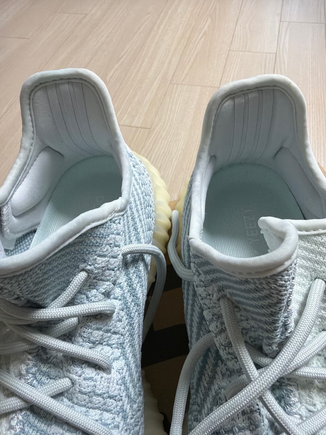 아디다스 이지 부스트 350 V2 클라우드 화이트 상품이미지7