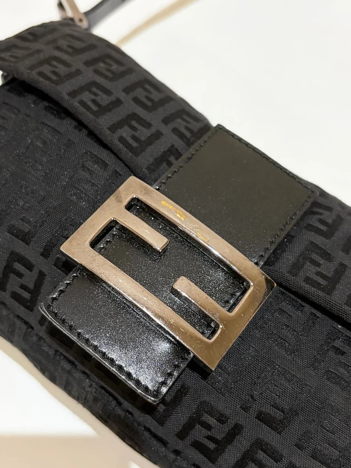 펜디 FENDI 아이코닉 주카 캔버스 바게트 백 Q1568 상품이미지3