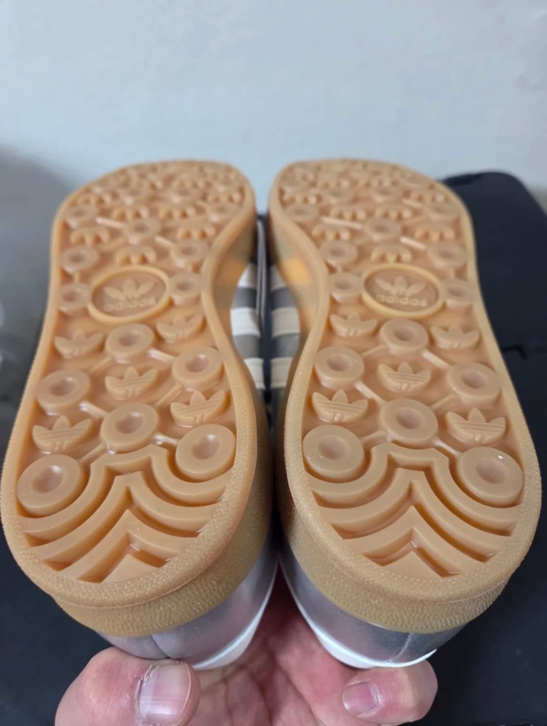 [새상품]아디다스 가젤 인도어 메탈릭 실버  스니커즈 사이즈 265 상품이미지4