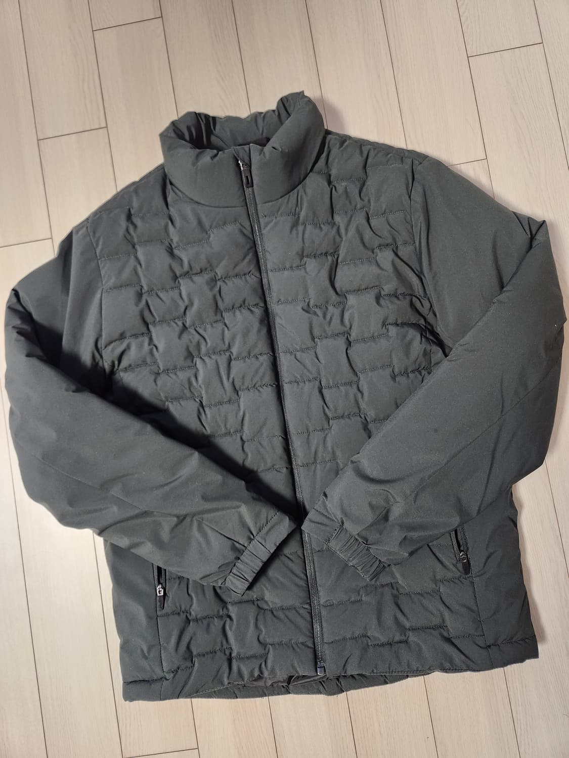 새상품급)KIM YOUNG JOO 스포츠 카키 경량패딩 사이즈100

여 상품이미지1