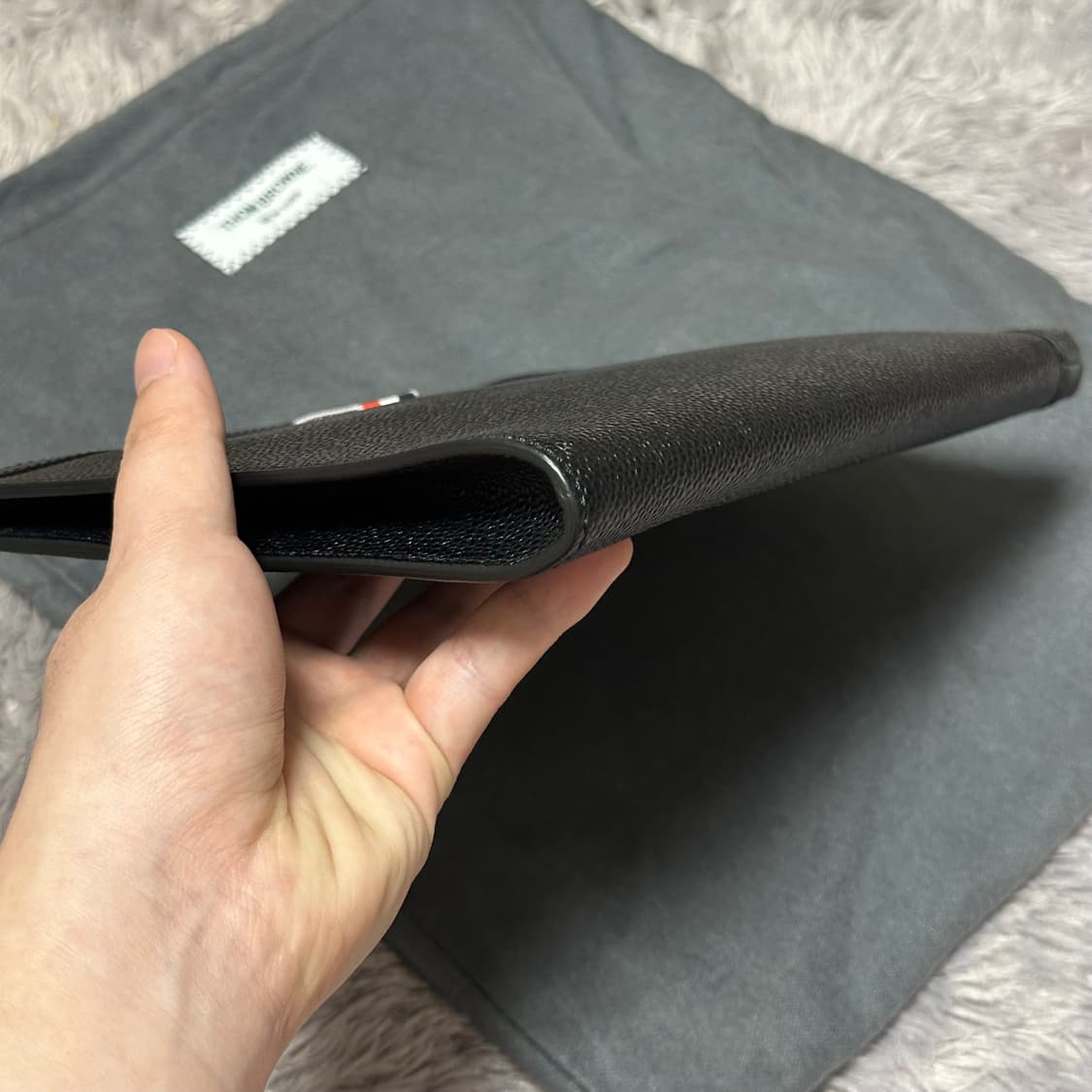 [정품 OS] 톰브라운 삼선탭 페블 그레인 클러치 블랙 상품이미지7